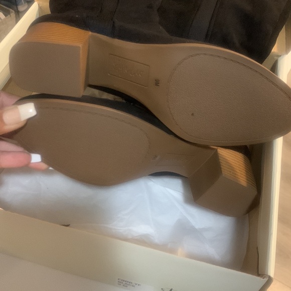 Knee-High Suede Black Boot with wooden block heel! Side zipper and elastic band - Picture 5 of 8